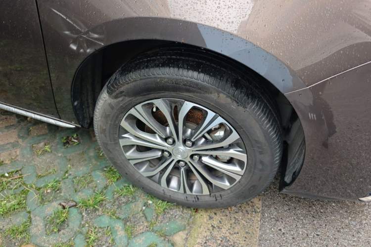 Used Buick GL8 2023 Facelifted Land Cruiser Executive Luxury Version Right Front Wheel Hub