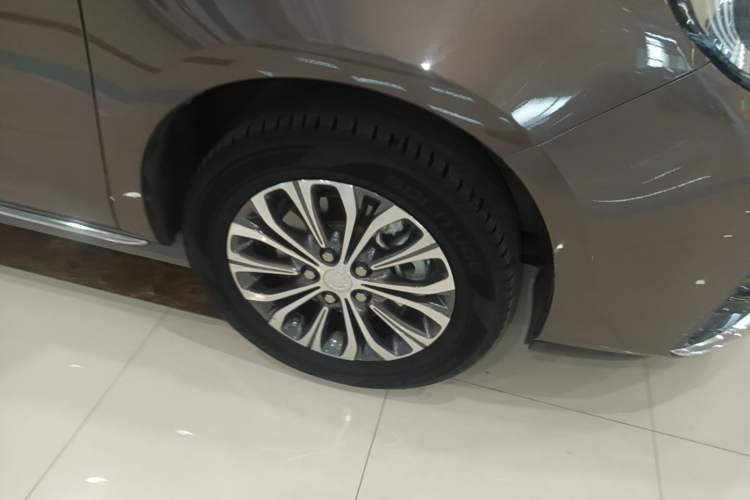 Used Buick GL8 2023 Land Executive Class 652T Luxury Model Right Front Wheel Hub