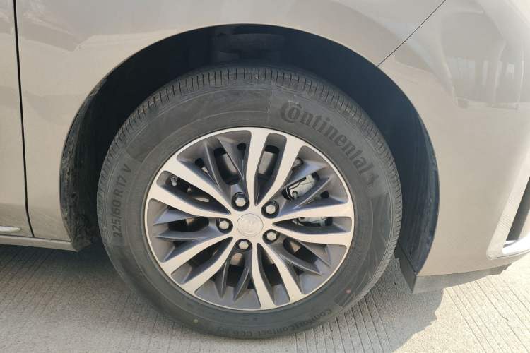 Used Buick GL8 2023 ES Lu Zun Comfort Model Right Front Wheel Hub