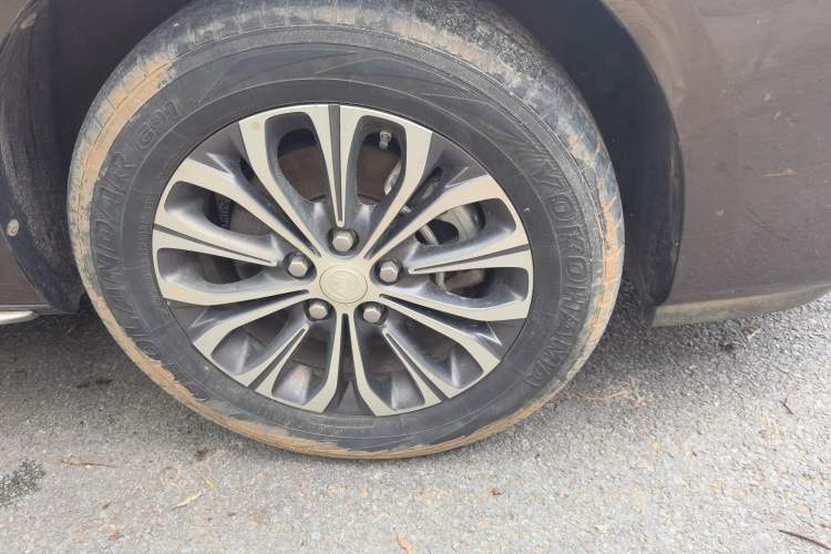 Used Buick GL8 2023 Land Executive Class Comfort Model Right Front Wheel Hub