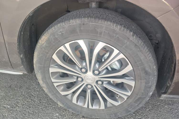 Used Buick GL8 2023 Land Executive Class Comfort Model Right Front Wheel Hub