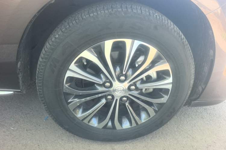 Used Buick GL8 2023 Land Executive Class 652T Luxury Model Right Front Wheel Hub