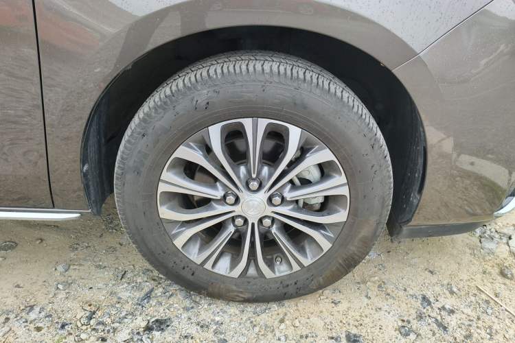Used Buick GL8 2023 Facelifted Land Cruiser Executive Luxury Version Right Front Wheel Hub