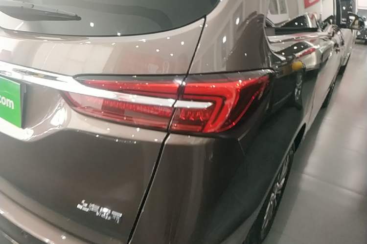 Used Buick GL8 2023 Facelifted Land Cruiser Executive Luxury Version Right Rear Taillight