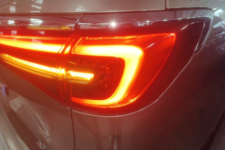 Used Buick GL8 2023 ES Lu Zun Deluxe Model Right Rear Taillight