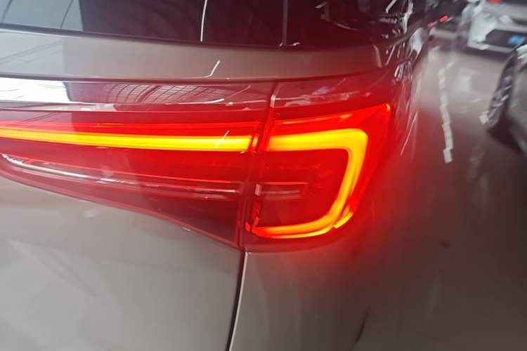 Used Buick GL8 2023 ES Lu Zun Comfort Model Right Rear Taillight