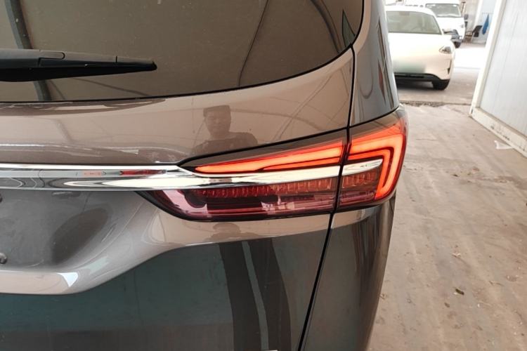 Used Buick GL8 2023 Facelifted Land Cruiser Executive Luxury Version Right Rear Taillight