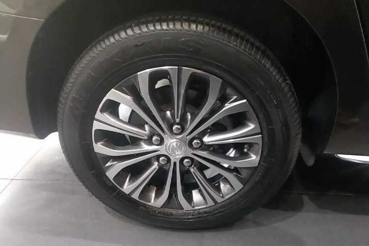 Used Buick GL8 2023 Facelifted Land Cruiser Executive Luxury Version Right Rear Wheel Hub