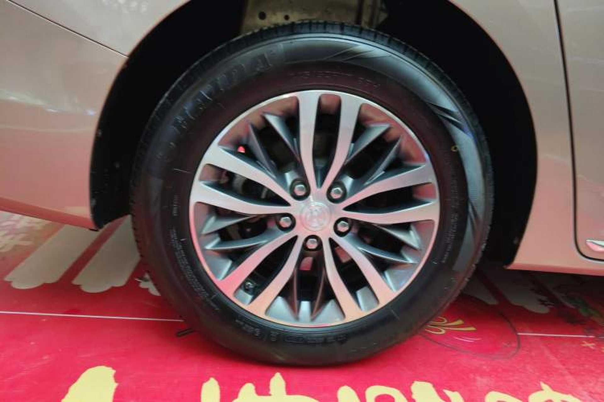 Used Buick GL8 2023 ES Lu Zun Comfort Model Right Rear Wheel Hub