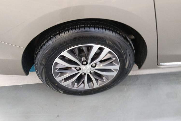 Used Buick GL8 2023 ES Lu Zun Comfort Model Right Rear Wheel Hub