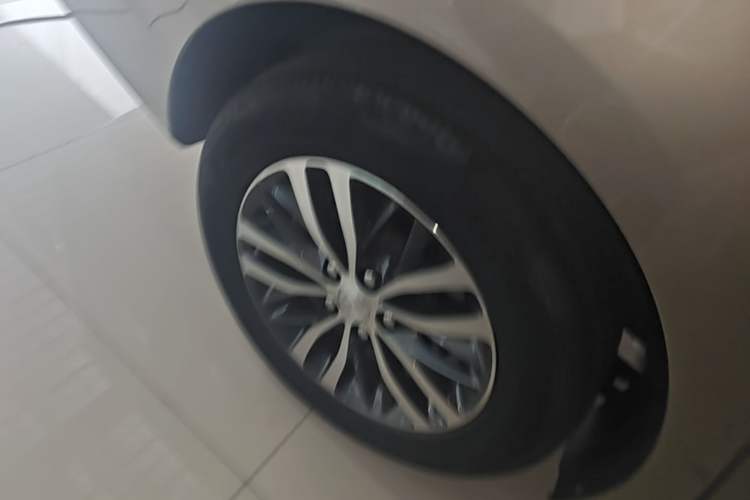 Used Buick GL8 2023 ES Lu Zun Comfort Model Right Rear Wheel Hub