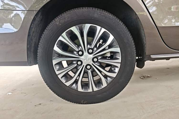 Used Buick GL8 2023 Land Executive Class Comfort Model Right Rear Wheel Hub