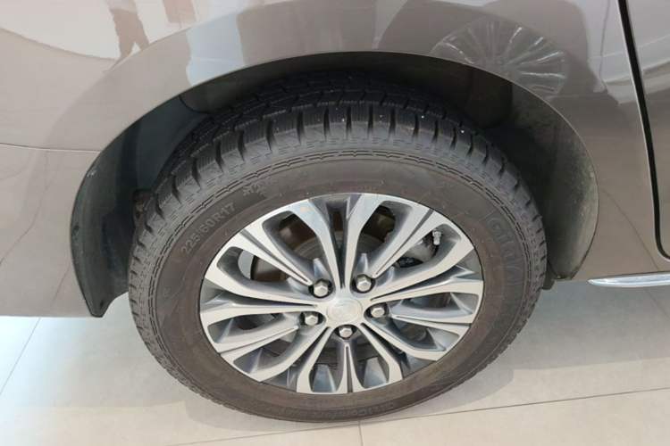 Used Buick GL8 2023 Land Executive Class Comfort Model Right Rear Wheel Hub