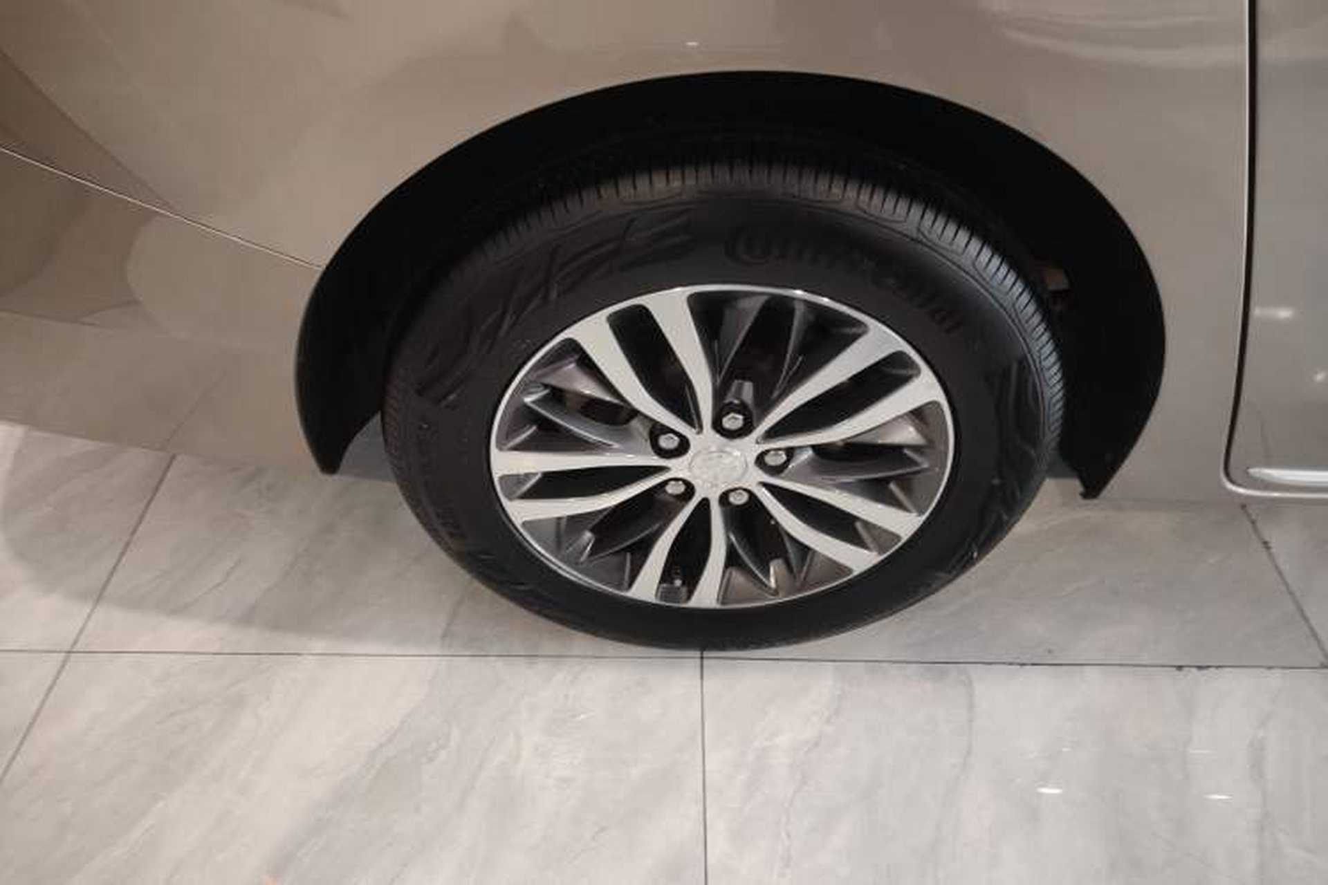 Used Buick GL8 2023 ES Lu Zun Comfort Model Right Rear Wheel Hub