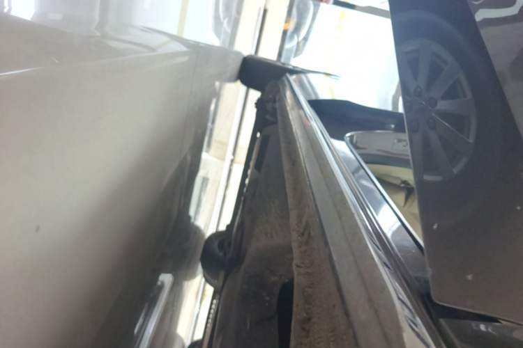 Used Buick GL8 2023 Facelifted Land Cruiser Executive Luxury Version Right Side Sill