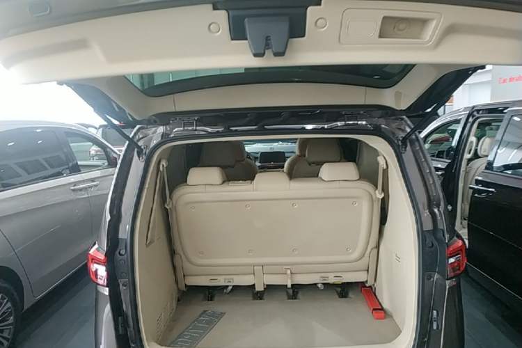 Used Buick GL8 2023 Facelifted Land Cruiser Executive Luxury Version Trunk