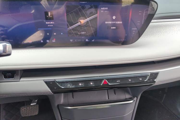 Used Buick GL8 2025 Lu Zun Deluxe Edition Audio And AC Panel