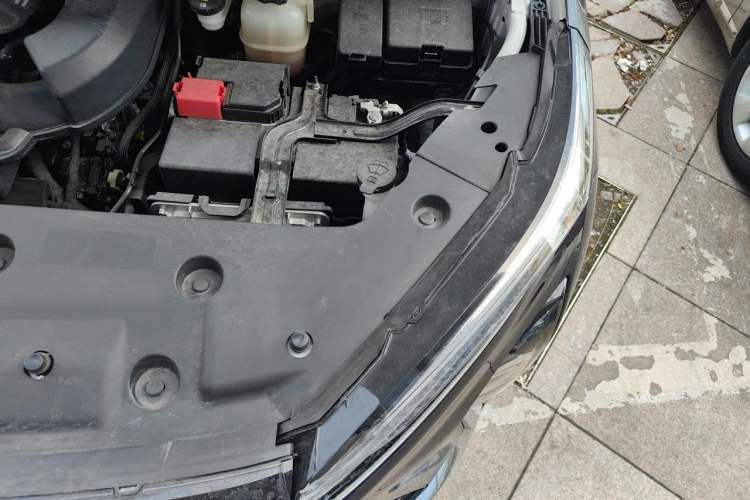 Used Buick GL8 2025 Lu Zun Deluxe Edition Engine Bay Left