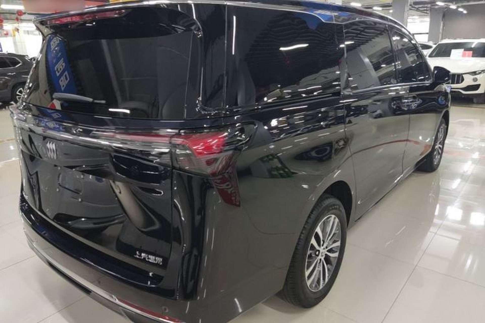 Used Buick GL8 2025 Model Land Executive Class First-Adoption Edition Rear Right 45 Deg