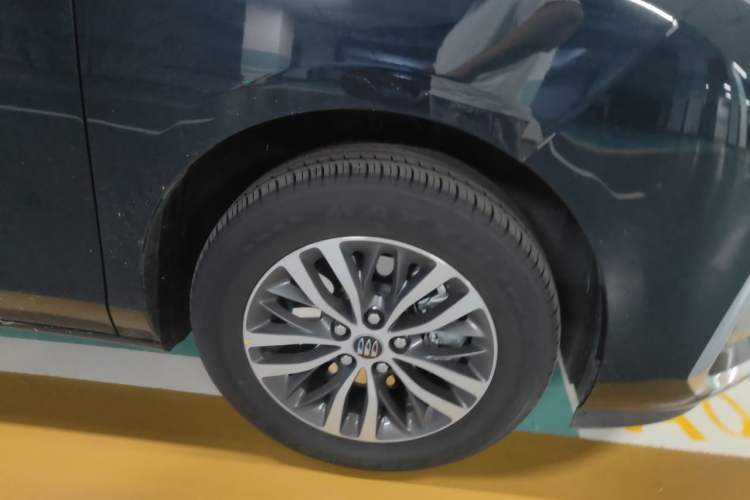 Used Buick GL8 2025 Model Land Executive Class First-Adoption Edition Right Front Wheel Hub