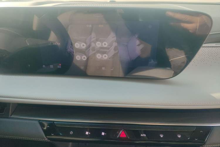 Used Buick GL8 2025 Lu Zun Deluxe Edition Audio And AC Panel