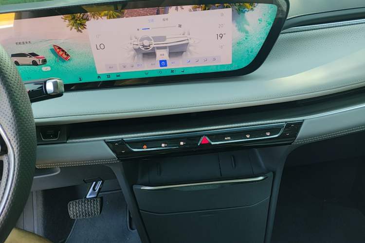Used Buick GL8 2025 Lu Zun Deluxe Edition Audio And AC Panel