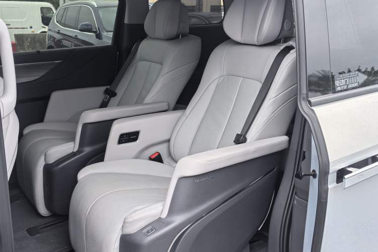 Used Buick GL8 2025 Lu Zun Deluxe Edition Interior 4