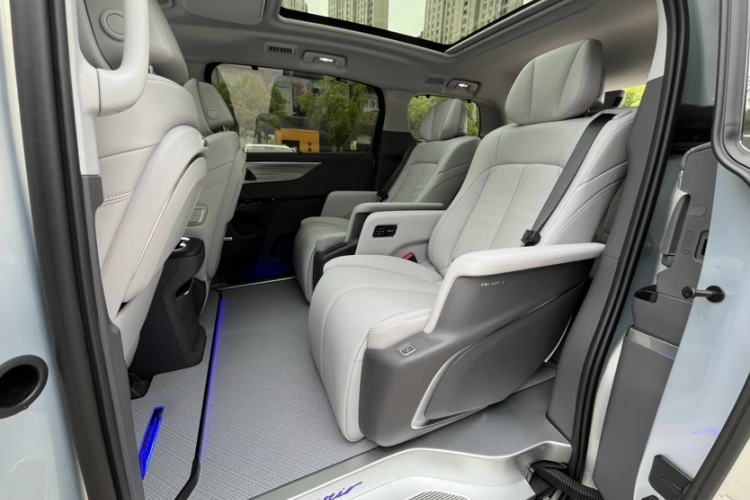 Used Buick GL8 2025 Lu Zun Deluxe Edition Interior 8