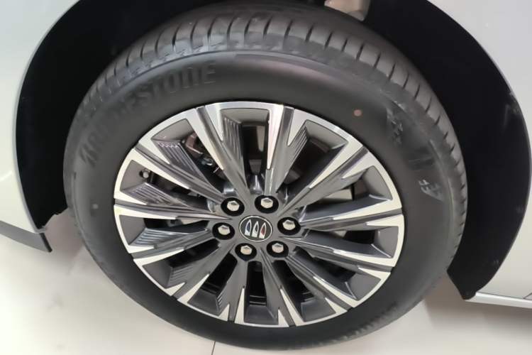 Used Buick GL8 2025 Lu Zun Smart Enjoyment Edition Left Front Wheel Hub
