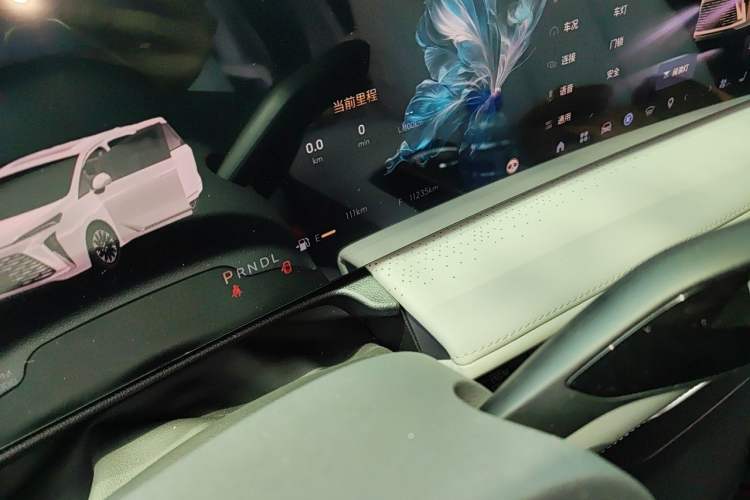 Used Buick GL8 2025 Lu Zun Deluxe Edition Odometer Close Up