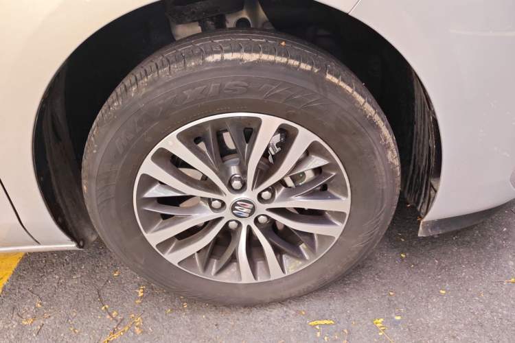 Used Buick GL8 2025 Model Land Cruiser Business Class Comfort DG Edition Right Front Wheel Hub