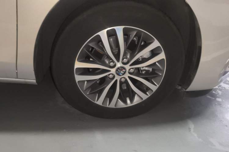 Used Buick GL8 2025 Model Land Cruiser Business Class Comfort DG Edition Right Front Wheel Hub