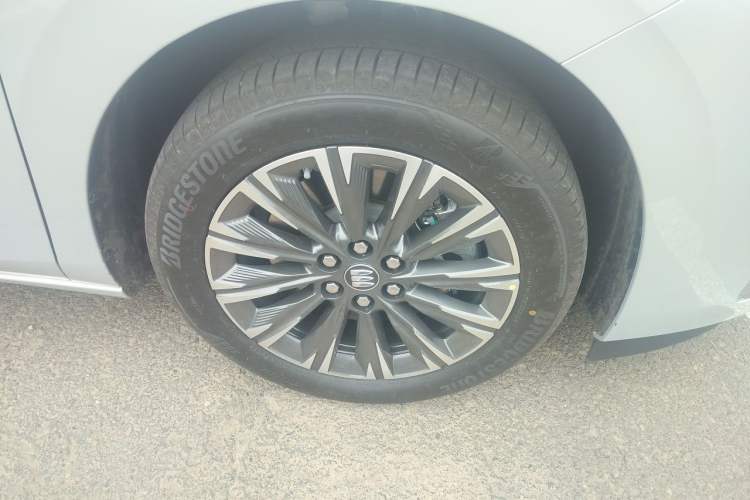 Used Buick GL8 2025 Lu Zun Deluxe Edition Right Front Wheel Hub