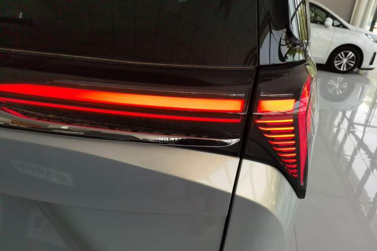 Used Buick GL8 2025 Lu Zun Smart Enjoyment Edition Right Rear Taillight
