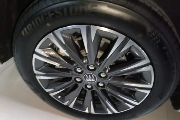 Used Buick GL8 2025 Lu Zun Deluxe Edition Right Rear Wheel Hub
