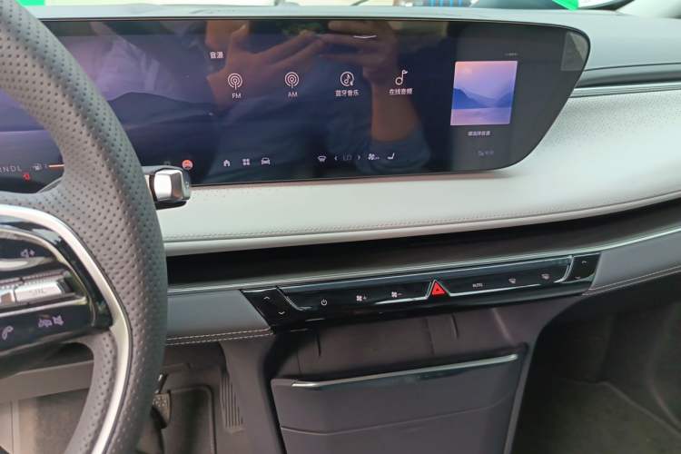 Used Buick GL8 2025 Lu Zun Deluxe Edition Audio And AC Panel