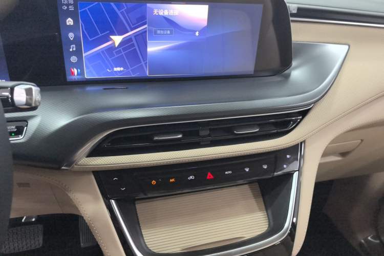 Used Buick GL8 2025 Model Land Cruiser Business Class Comfort DG Edition Audio And AC Panel