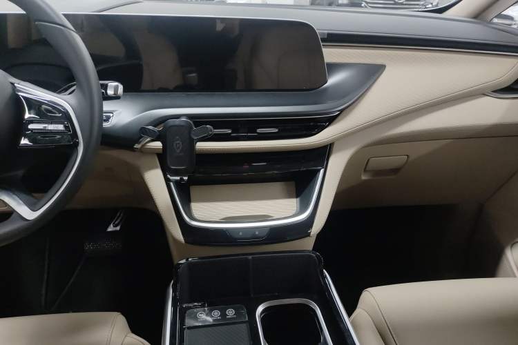 Used Buick GL8 2025 Model Land Cruiser Business Class Comfort DG Edition Audio And AC Panel