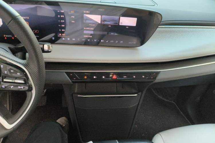 Used Buick GL8 2025 Lu Zun Deluxe Edition Audio And AC Panel