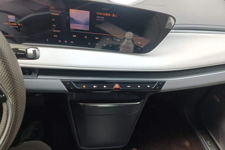 Used Buick GL8 2025 Lu Zun Deluxe Edition Audio And AC Panel