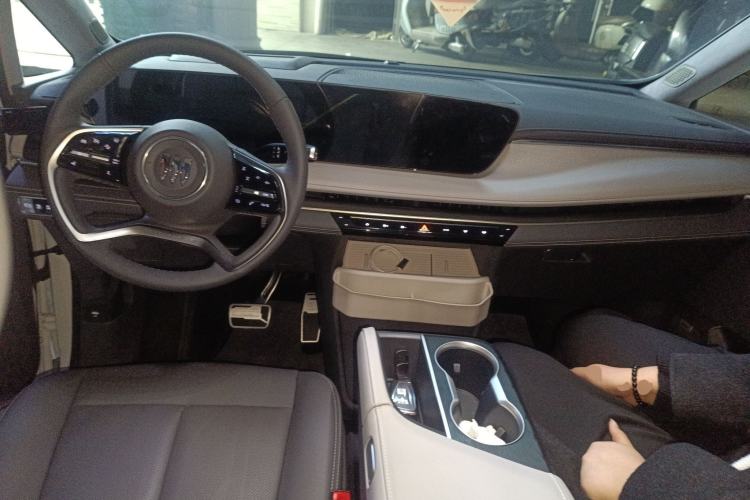 Used Buick GL8 2025 Lu Zun Deluxe Edition Center Console