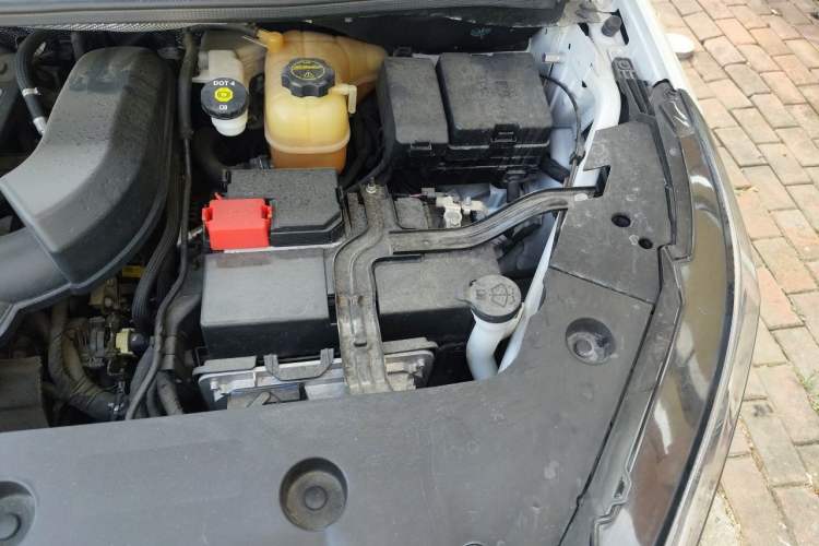Used Buick GL8 2025 Lu Zun Deluxe Edition Engine Bay Left