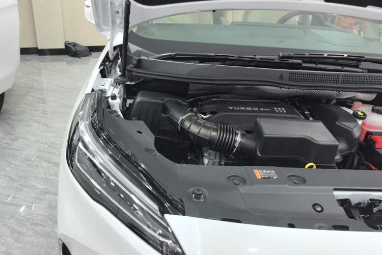 Used Buick GL8 2025 Model Land Cruiser Business Class Comfort DG Edition Engine Bay Right