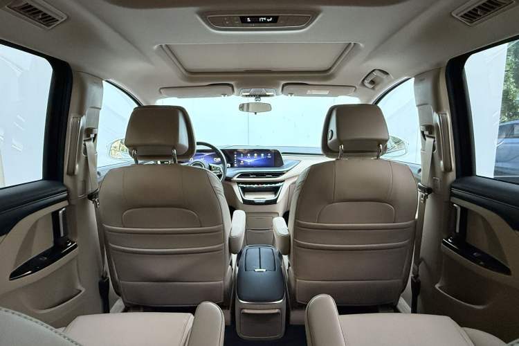 Used Buick GL8 2025 Model Land Executive Class First-Adoption Edition Interior 11