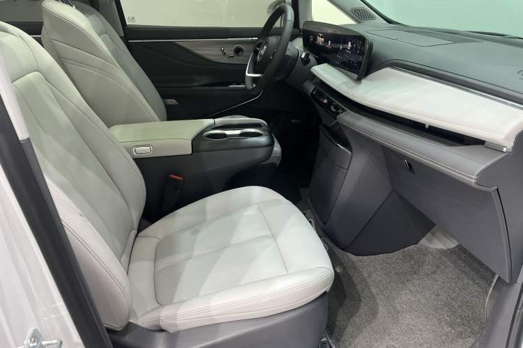 Used Buick GL8 2025 Lu Zun Deluxe Edition Interior 2