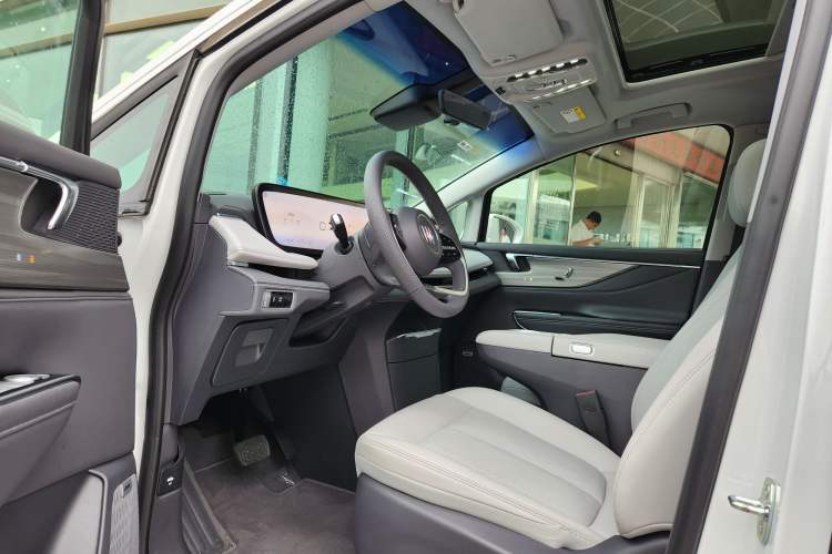 Used Buick GL8 2025 Lu Zun Deluxe Edition Interior 2