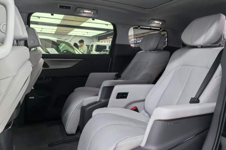 Used Buick GL8 2025 Lu Zun Deluxe Edition Interior 4