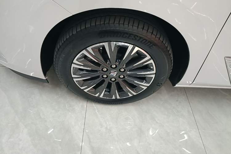 Used Buick GL8 2025 Lu Zun Smart Enjoyment Edition Left Front Wheel Hub