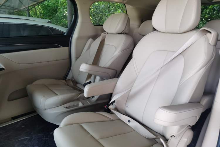 Used Buick GL8 2025 Model Land Executive Class First-Adoption Edition Left Rear Seat