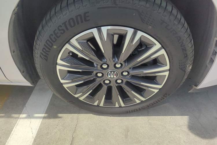 Used Buick GL8 2025 Lu Zun Deluxe Edition Right Front Wheel Hub